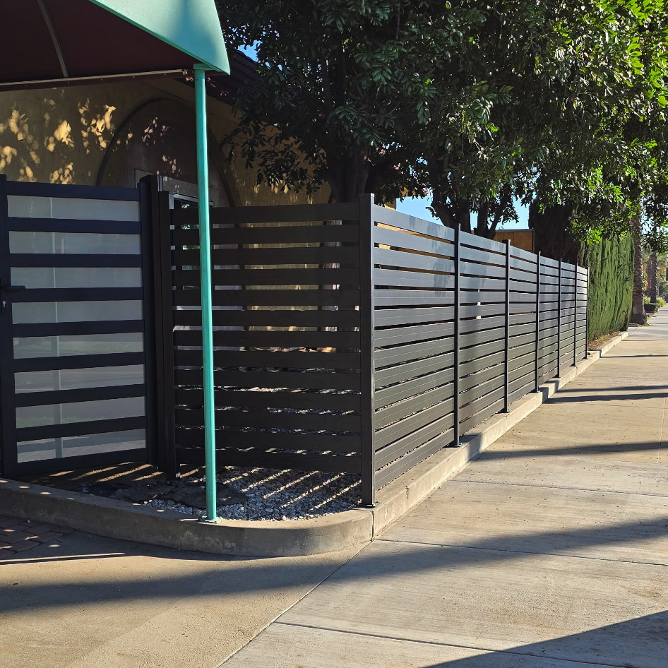 Aluminum horizontal slat fence installation